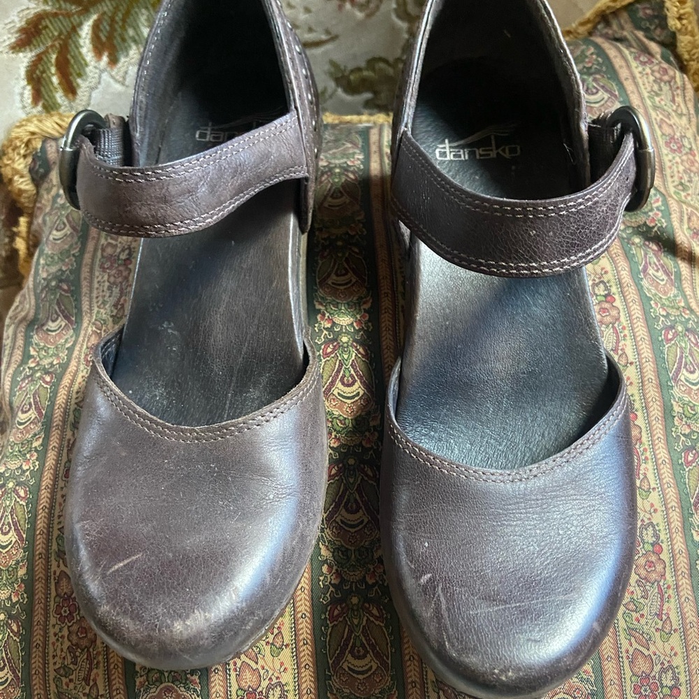 Brown dansko heels